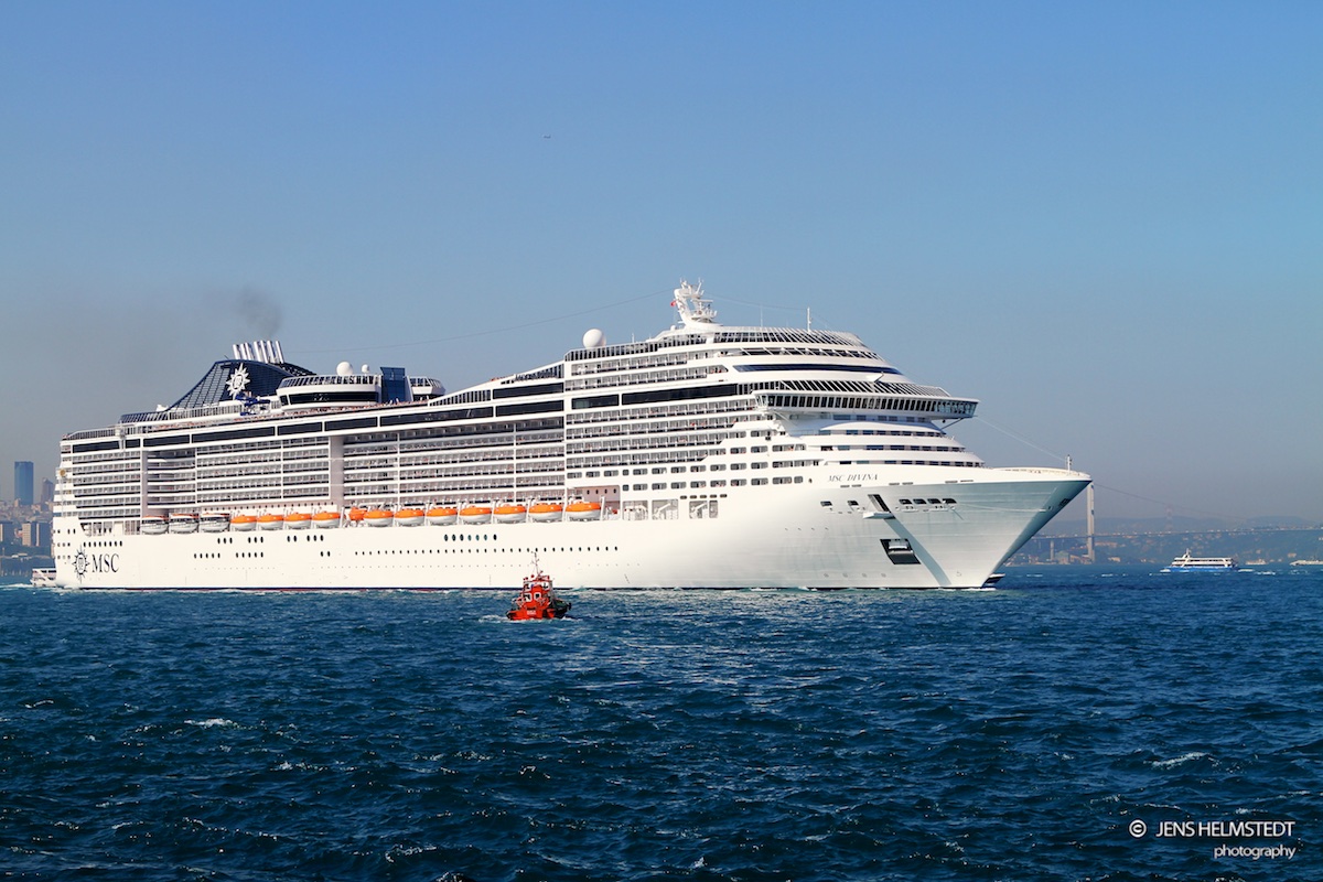 Kreuzfahrtschiff in Istanbul - Im Hintergrund die Brücke über den Bosporus